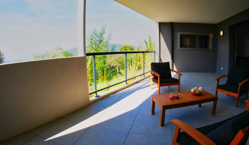 HYERES VENTE APPARTEMENT TEMOIN 94m2 + TERRASSE 27Mm2 VUE MER