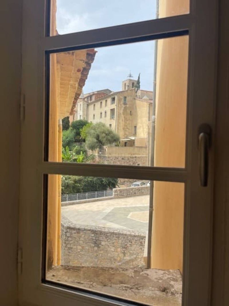 FENETRE DANS L ENTREE