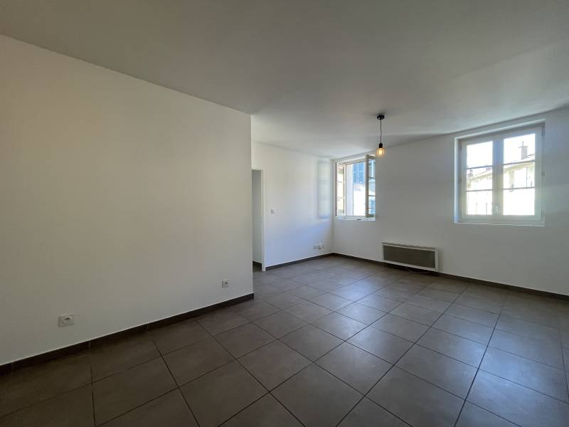 Appartement T3 de 66m2 au 2ème étage en centre-ville de Hyères