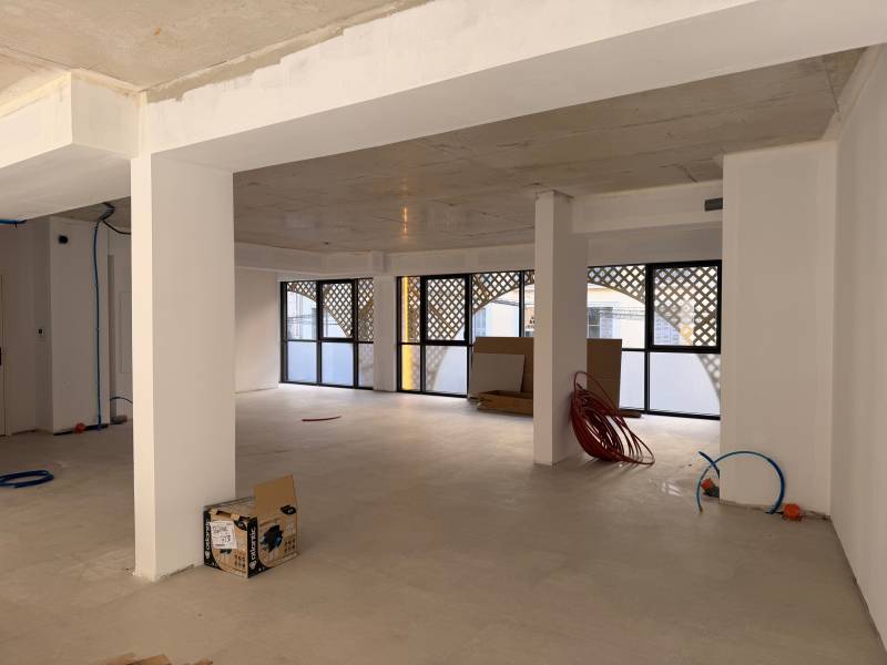 Bureau divisible neuf et lumineux à louer en hyper centre-ville de Hyères au dessus des Halles VICTORIA avec terrasse proche des transports : idéal professions libérales