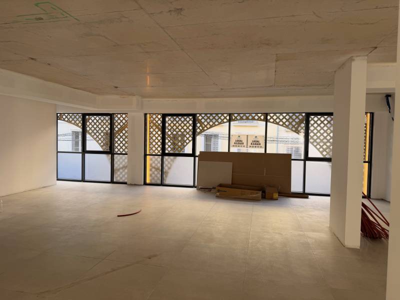 Bureau divisible neuf et lumineux à louer en hyper centre-ville de Hyères au dessus des Halles VICTORIA avec terrasse proche des transports : idéal professions libérales