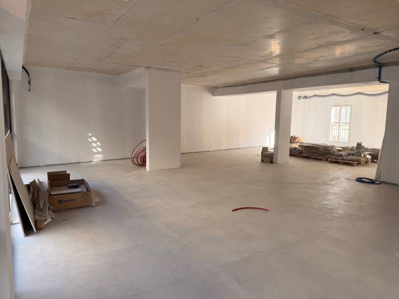 Bureau divisible neuf et lumineux à louer en hyper centre-ville de Hyères au dessus des Halles VICTORIA avec terrasse proche des transports : idéal professions libérales